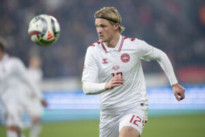 Kasper Dolberg jagter bolden under en kamp for Danmark.