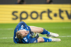 Kasper Schmeichel har ondt i armen.