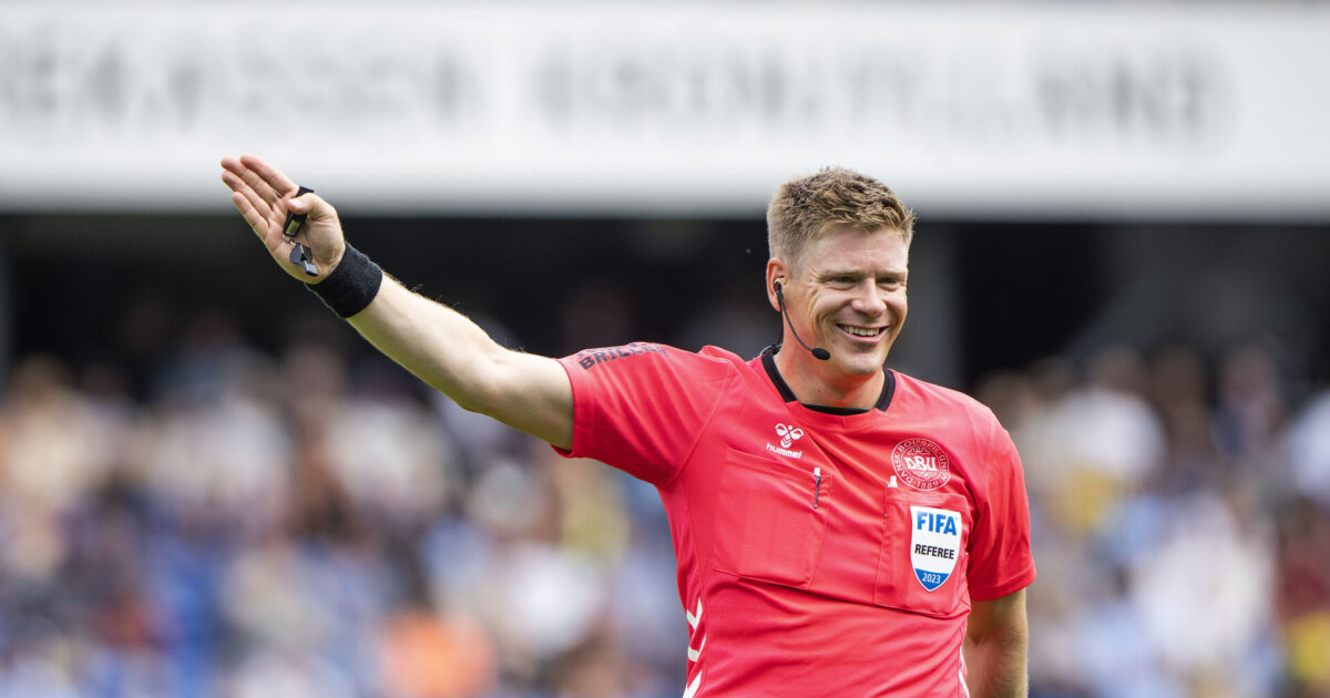 Sundberg dømmer braget i Parken Foto: Bo Amstrup/Ritzau Scanpix