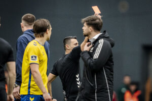Sandri Putos uddeler et rødt kort i forbindelse med derbyet mellem FCK og Brøndby.