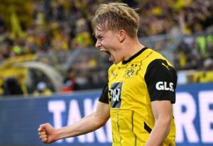 Daniel Svensson knytter næven og råber for at fejre en scoring for Dortmund.