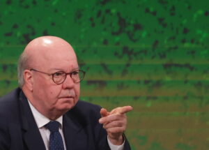 Jesper Møller peger med sin finger