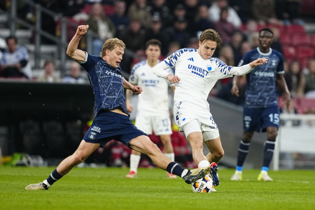 Mads Emil Madsen i duel om bolden.