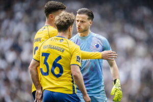 FCK's Diant Ramaj puster sig op.