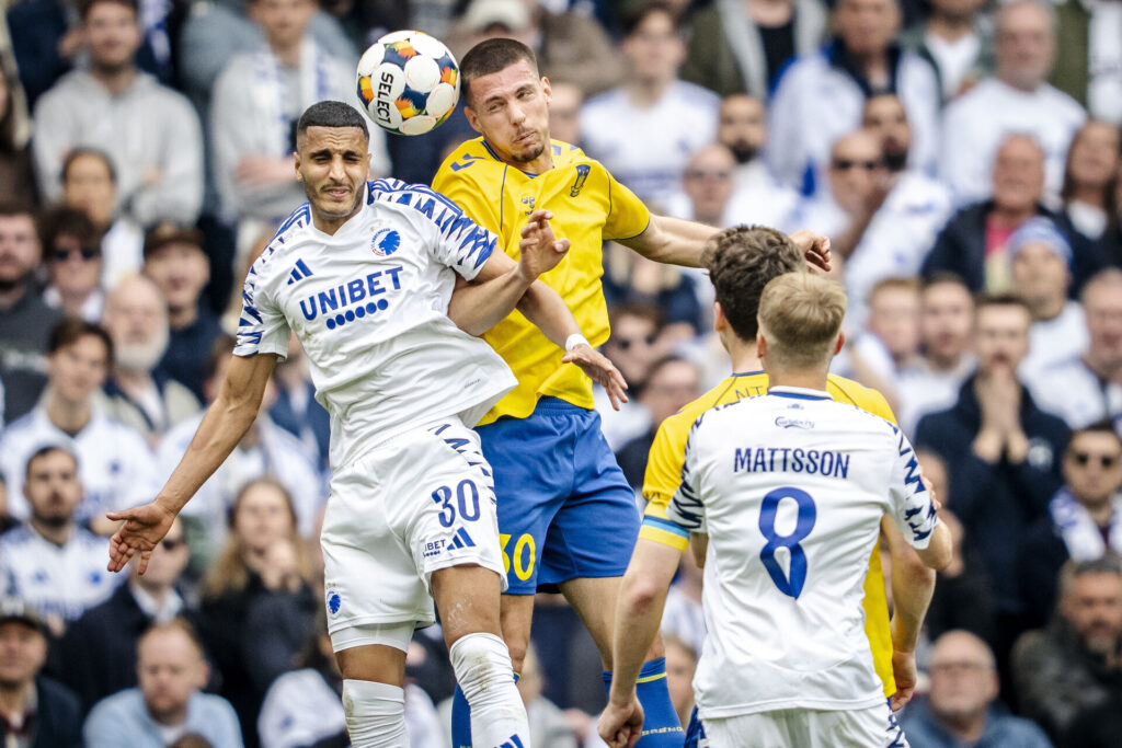 Jordi Vanlerberghe i en hovedstødsduel med Elias Achouri.