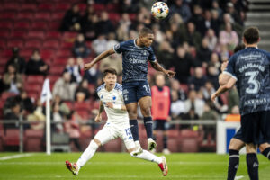 Gift Links header til en bolden, mens Rodrigo Huescas står bagved.