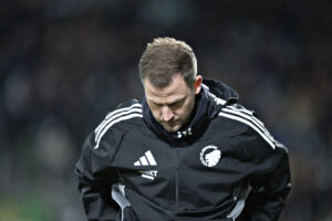 Jacob Neestrup kigger ned i jorden.