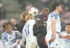 En bold og en masse spillere fra FCK og FCM