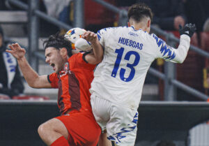 FC Midtjyllands Aral Simsir og FCKs Rodrigo Huescas under superliga kampen mellem FC København og FC Midtjylland i Parken søndag den 23. februar 2025.