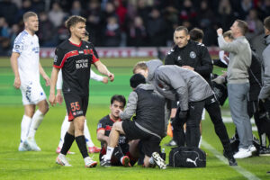 Aral Simsir i græsset med en skade mod F.C. København på MCH Arena.
