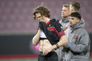 Mads Bech har trøjen ved munden.