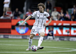 Mads Bech Sørensen på bolden under en kamp for FC Midtjylland.