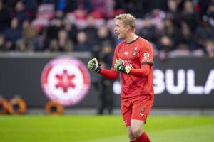 Jonas Lössl knytter næverne.