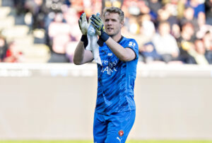 Jonas Lössl klapper ud mod FC Midtjyllands fans.