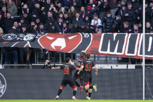 FC Midtjyllands spillere jubler ud mod klubbens fans.