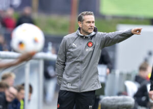 Thomas Thomasberg dirigerer sine spillere.