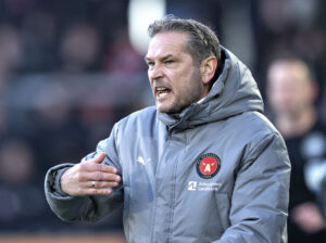 Thomas Thomasberg dirigerer med sine spillere i FC Midtjylland.