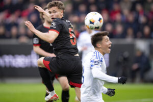 Viktor Bak og Huescas i duel om bolden på MCH Arena i Herning i kampen mellem FC Midtjylland og F.C. København.