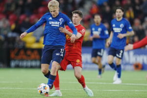 Kamp om bolden mellem Froholdt og Brink.