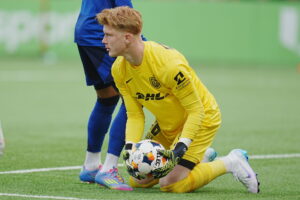 William Lykke samler bolden op mod FCK.