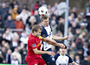 Frederik Tingager kommer højest i en luftduel med FC Nordsjællands Benjamin Nygren.