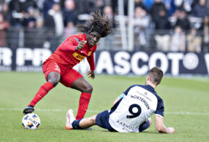 Caleb Yirenkyi dribler forbi Patrick Mortensen under en kamp mellem FC Nordsjælland og AGF i 3f Superligaen.