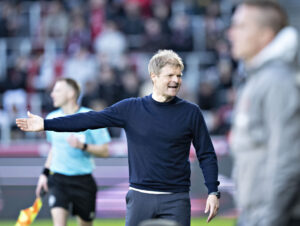 Jens Olsen har armen ude til siden.