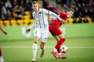 Adam Buksa i kamp om bolden mod FC Nordsjælland.