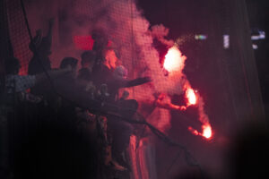 FCKs fans fyrer den af under kampen mellem FC Midtjylland og FC København i mesterskabsspillet på MCH Arena