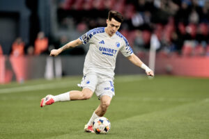 Rodrigo Huescas med bolden ved sine fødder.