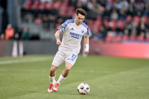 Rodrigo Huescas med bolden under en kamp for FC København.