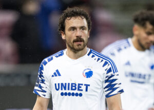 FCKs Thomas Delaney og Amin Chiakha ærger sig efter nederlaget i kampen mellem FC Midtjylland og FC København i mesterskabsspillet på MCH Arena i Herning torsdag den 17. april 2025