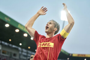 Benjamin Nygren jubler med anførerbindet.