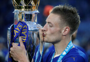 Jamie Vardy kysser en pokal.