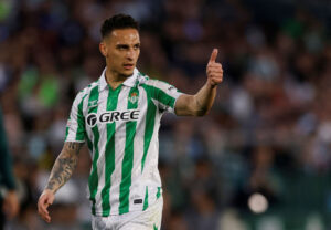 Betis' Antony med en tommelfinger op.