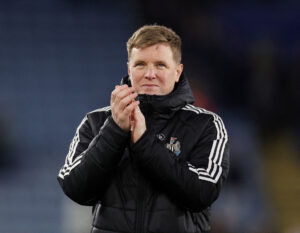 Newcastle-manager Eddie Howe klapper i sine hænder.