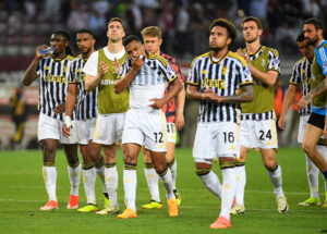 Juventus-spillerne står triste og klapper ud til fansene efter en kamp.