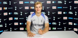 Lucas Bergvall skriver under på ny kontrakt i Tottenham.