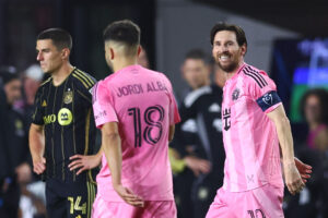 Lionel Messi smiler efter sin scoring mod LAFC.