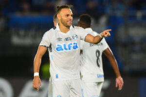 Martin Braithwaite fejrer et mål for Gremio.