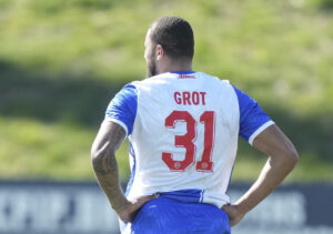 Grot med armene langs siden