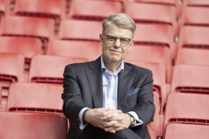 Henrik Møgelmose, formand i Parken Sport & Entertainment, sidder på tribunen i Parken.