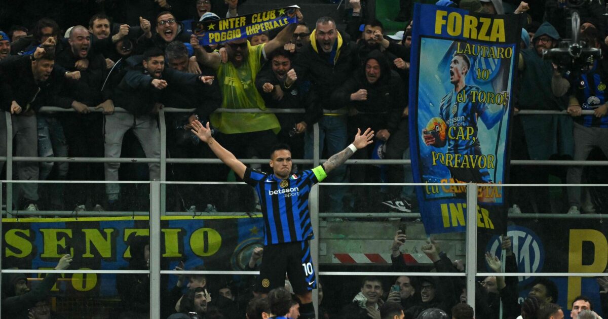 Inters gyldne to minutter ekspederer tyske giganter ud Inter Milan's Argentine forward #10 Lautaro Martinez celebrates with supporters after scoring his team's first goal during the UEFA Champions League quarter final second leg football match between Inter Milan and Bayern Munich at the San Siro stadium in Milan on April 16, 2025. (Photo by Alberto PIZZOLI / AFP)