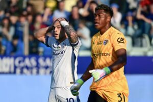 Lautaro Martinez har svært ved at forstå, hvad der sker under kampen mellem Inter og Parma.