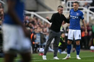 Kieran McKenna holder om Luke Woolfenden.