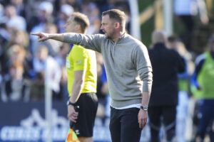 Jacob Neestrup peger ind på banen.