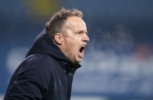 Jakob Michelsen står og råber.