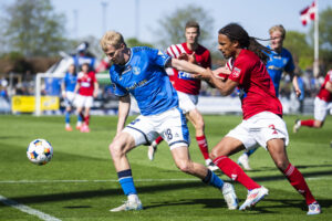 Jesper Cornelius skærmer bolden.