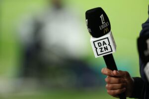 En mikrofon med DAZN og Ligue 1 logoer