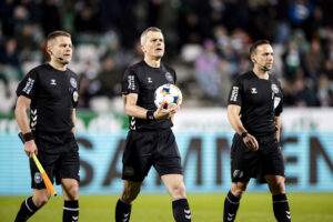 Fodbolddommer Michael Tykgaard med en bold i hånden.